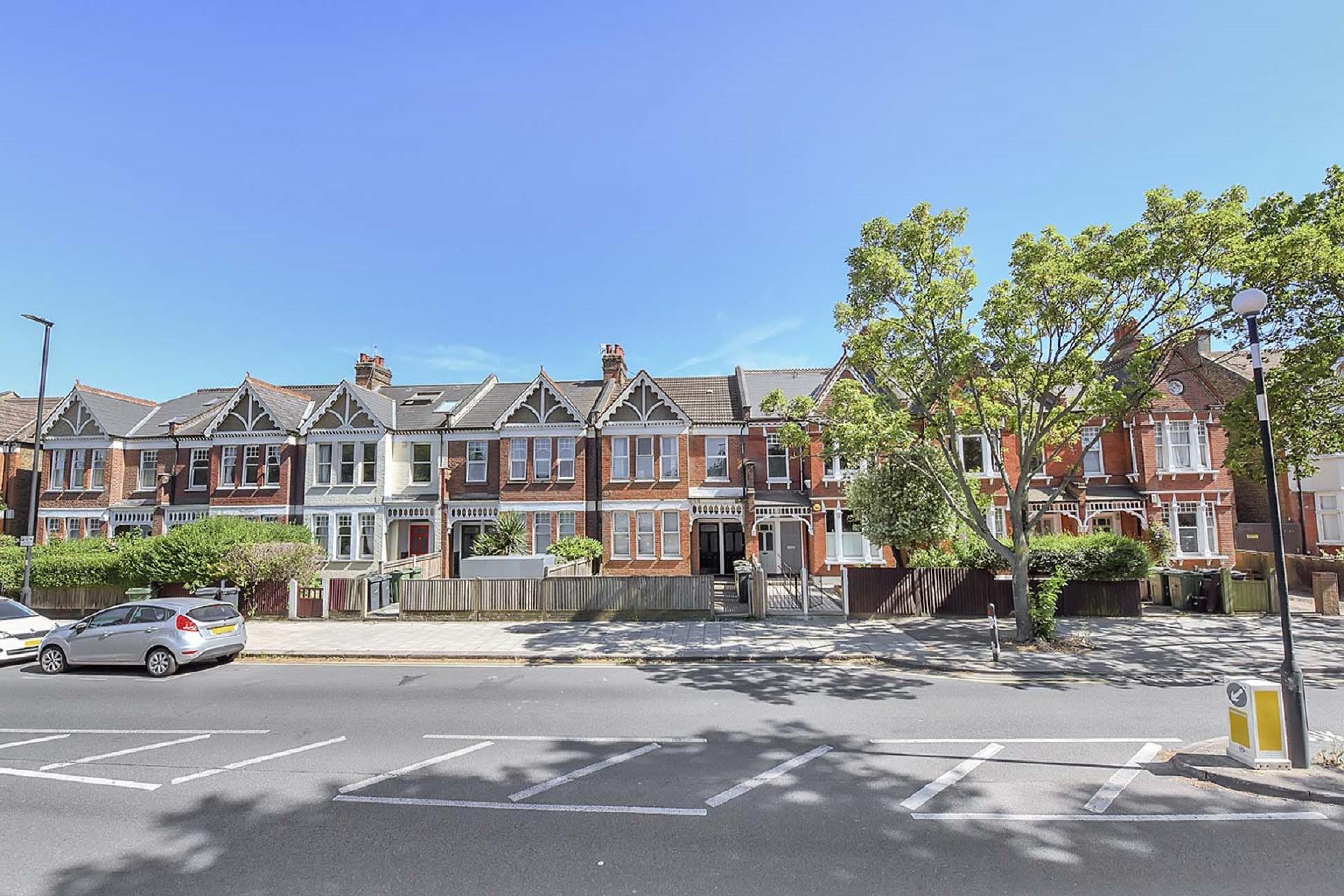 Generous Victorian conversion with further study room & charming private balcon Weir Road, Balham / Clapham South SW12 SW12